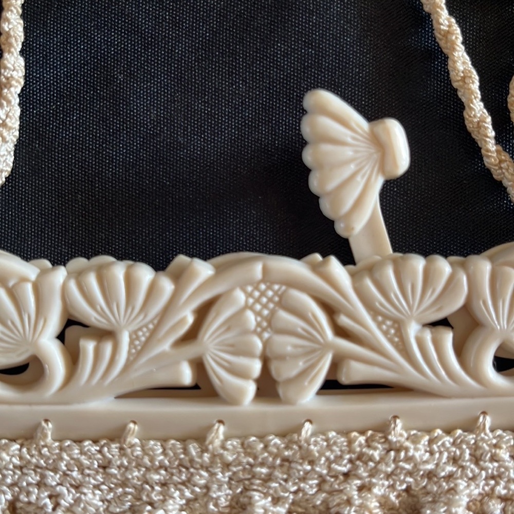 Vintage Cream Crochet Purse w/Plastic Carved Floral Clasp Frame - Picture 3 of 8